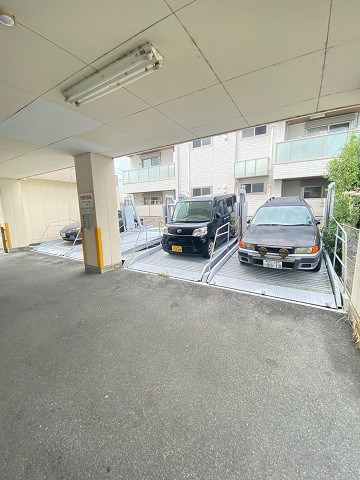 グリーンコート西宮の駐車場
