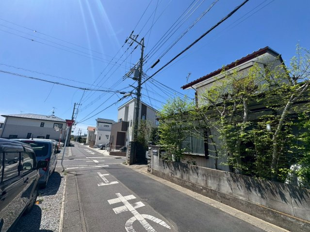 -三丁目不動産-　深谷市上野台　東南角地の前面道路含む現地写真