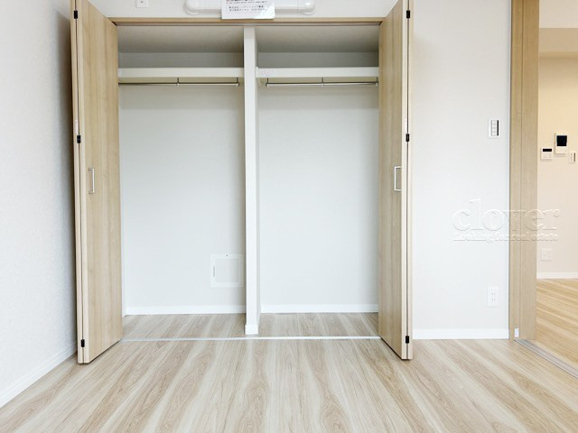 【収納】 | パシフィック中野 | クローゼットの画像です。大きく左右に開いた扉の開放のしやすさと、奥行きを含めた収納部分のサイズ感をぜひ現地にてご確認ください。～即日のご見学可能～　お問合せはお気軽にどうぞ。
