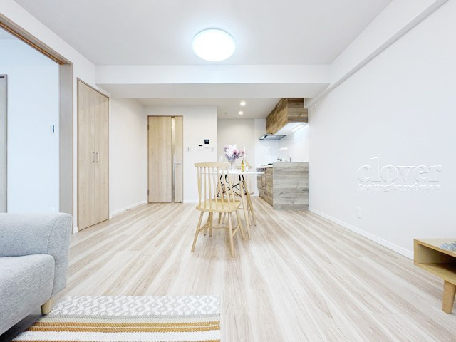 【居間・リビング】 | パシフィック中野 | くつろぎの空間であるLDKを、バルコニー側から写しました。明るく、そして奥行きのある様子をご確認ください。～即日のご見学可能～　お問合せはお気軽にどうぞ。
