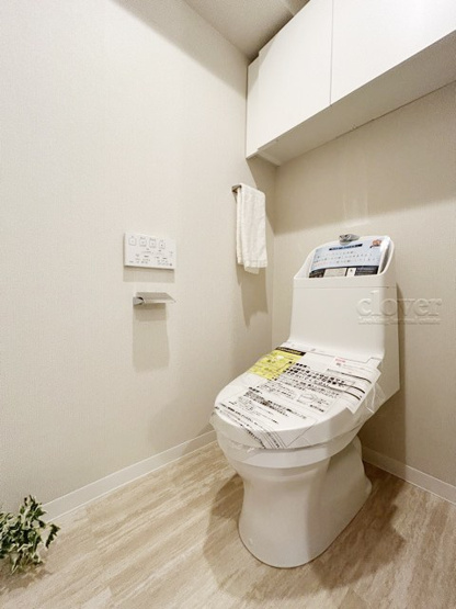 【トイレ】 | パシフィック中野 | 上部に収納を備えたトイレです。自宅の中でも最もプライベートな空間だからこそ、ほしい「落ち着き」がここにあります。～即日のご見学可能～　お問合せはお気軽にどうぞ。
