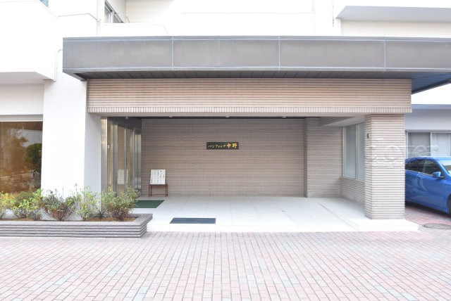【エントランス】 | パシフィック中野 | お客様を、そして住人を出迎えてくれるマンションのエントランス。ゴミが落ちていないことからも、管理状態の良さや住民の節度の高さが見て取れます。～即日のご見学可能～　お問合せはお気軽にどうぞ。
