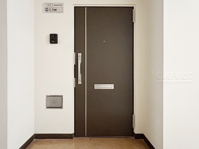 【その他共用部分】 | パシフィック中野 | 皆様をお迎えする、お部屋の玄関ドア。開けやすさや開放角度、ドアノブの操作しやすさや鍵の形状などを、現地で一度ご確認ください。～即日のご見学可能～　お問合せはお気軽にどうぞ。
