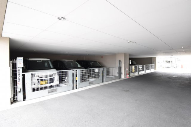 エリーフラッツ桂南の駐車場