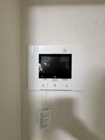フェニックス新橋弐番館のセキュリティ|来客を映像と音声で確認できるＴＶモニター付きインターホン。エントランスのオートロックと連動しており、不審者の侵入を抑止します。一人暮らしの方も安心して過ごせる、防犯性の高い設備です。