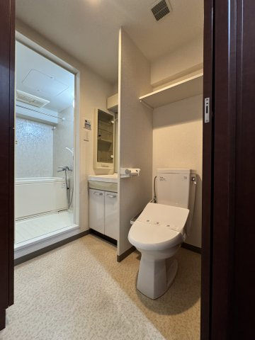 フェニックス新橋弐番館のトイレ|トイレには、衛生的で快適な温水洗浄便座を標準装備しています。上部にはトイレットペーパー等のストックに便利な棚を設置。洗面・浴室が隣接した効率的な動線で、忙しい朝の時間帯もスムーズに活用できる設計です。