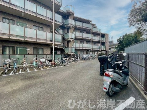 ドラゴンマンション湘南辻堂壱番館の駐車場|敷地内バイク置場