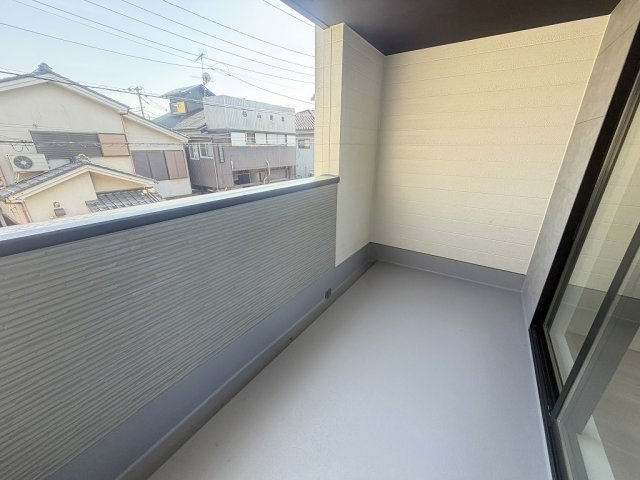 三郷市後谷　新築戸建　全1棟のバルコニー|一度にたくさんの洗濯物が干せるバルコニー2ヶ所