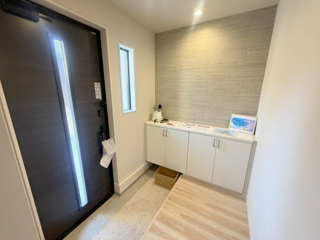 三郷市後谷　新築戸建　全1棟の玄関|カウンター部分にはお好きなインテリアが飾れます