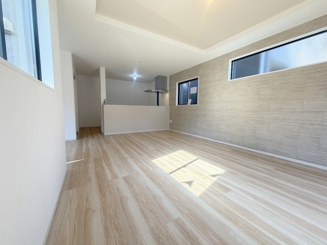 三郷市後谷　新築戸建　全1棟の居間・リビング|アクセントクロスがオシャレなリビング21.6帖