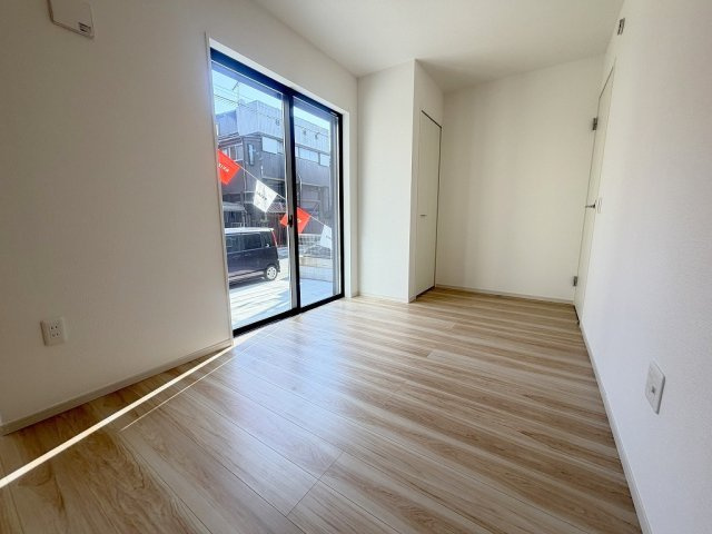 三郷市後谷　新築戸建　全1棟の居間・リビング|子どもの遊びスペースとしても使えるリビングの一部分です