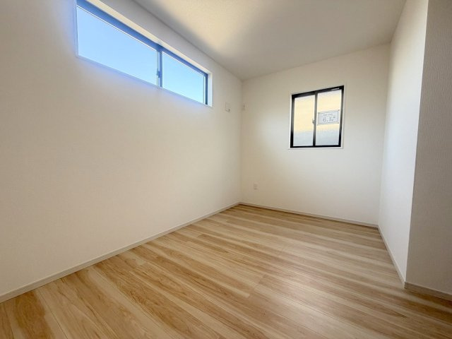 三郷市後谷　新築戸建　全1棟の洋室|2面採光の明るい洋室・子供部屋としていかがでしょう