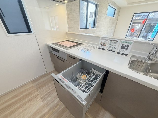 三郷市後谷　新築戸建　全1棟のキッチン|家事の時短につながる食洗機完備