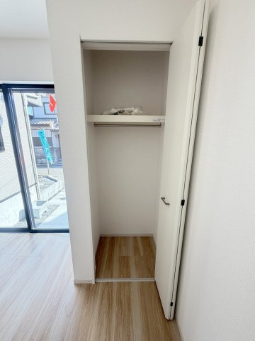 三郷市後谷　新築戸建　全1棟の収納|リビングに収納付きです