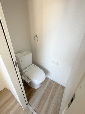三郷市後谷　新築戸建　全1棟のトイレ|2階のトイレです