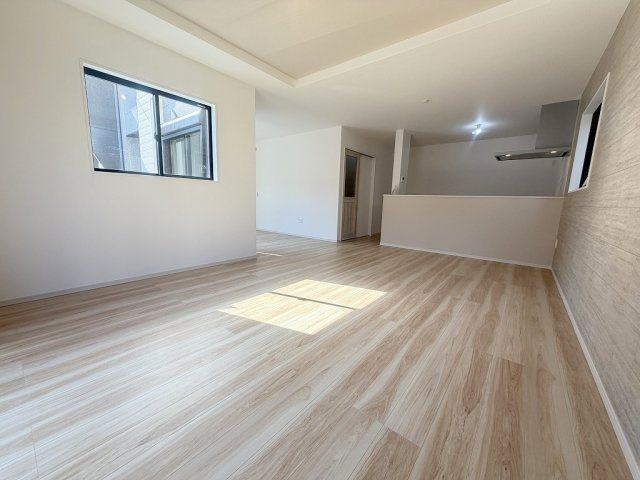 三郷市後谷　新築戸建　全1棟の居間・リビング|家族団らんで過ごすリビングは21.6帖の広さを確保