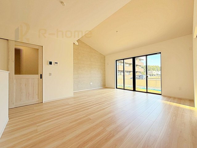 つくば市要4期　新築戸建て　1号棟の居間・リビング|開放感のあるリビングにはシェアクローク付きで、ゆったりした空間を保てます♪