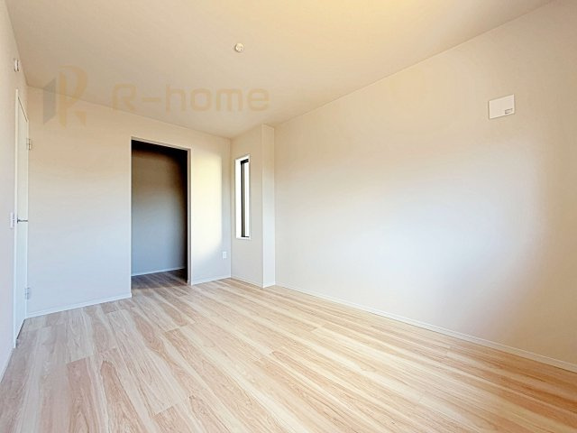 つくば市要4期　新築戸建て　1号棟の洋室|収納便利なウォークインクローゼット付きの洋室♪
明るく風通しの良いお部屋です♪