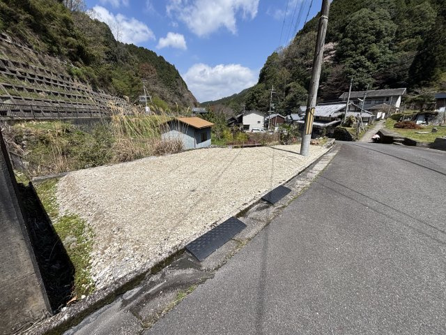 桜井市八井内の駐車場|駐車３台！前面も広く、出入りもしやすいストレスフリーな環境です