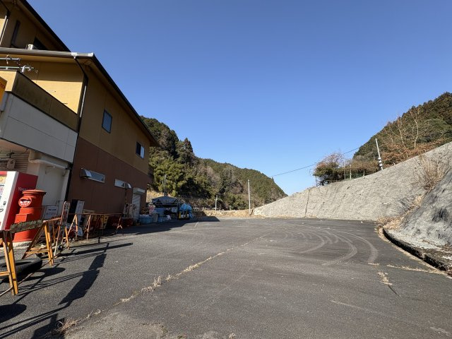 桜井市八井内の駐車場|お家の南東側には車10台以上駐車可能なスペースがございます！