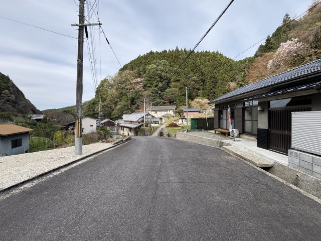 桜井市八井内の前面道路含む現地写真|前面はゆとりのある立地で、圧迫感のない住環境も魅力です