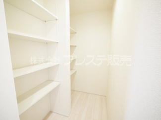 【収納】 | 現地写真（５号地パントリー）キッチン横に大容量の食品庫を配置♪