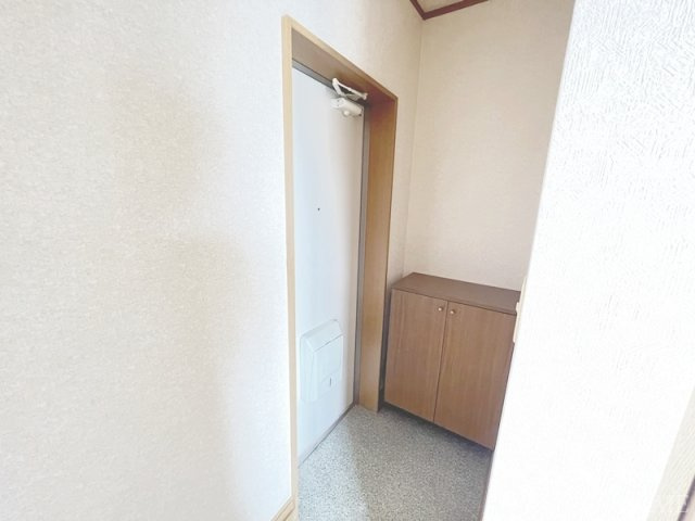 江戸川区北小岩２丁目のアパートの玄関|玄関から室内が見えにくい、プライバシー設計。