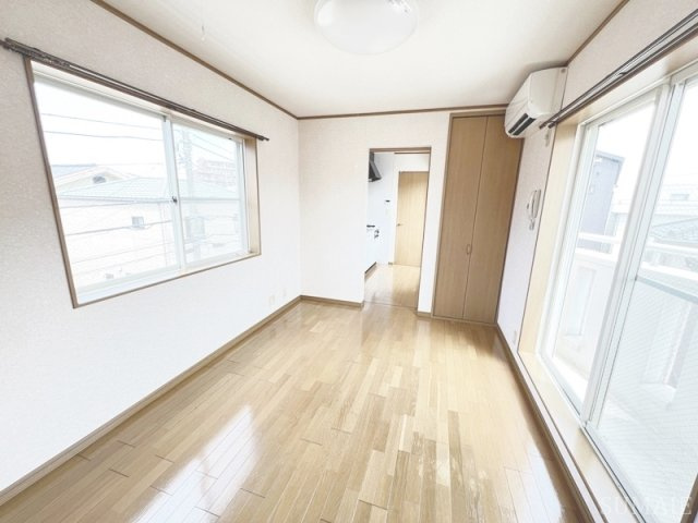 江戸川区北小岩２丁目のアパートの居間・リビング|両側採光で日当たり抜群☆