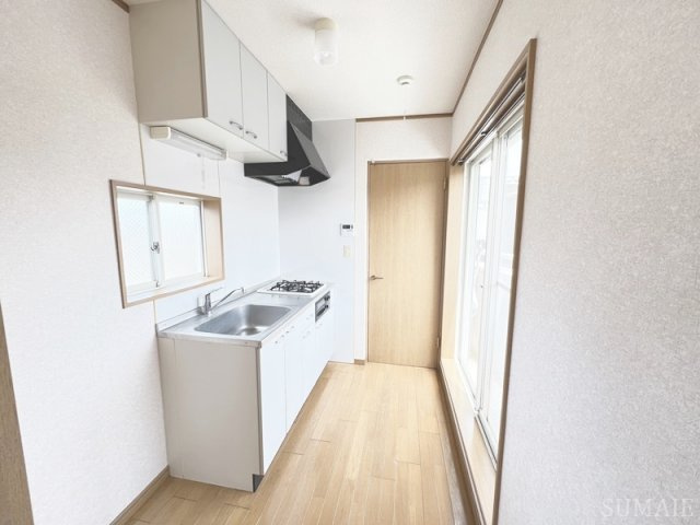 江戸川区北小岩２丁目のアパートのキッチン|キッチンの隣に冷蔵庫置きあり。
