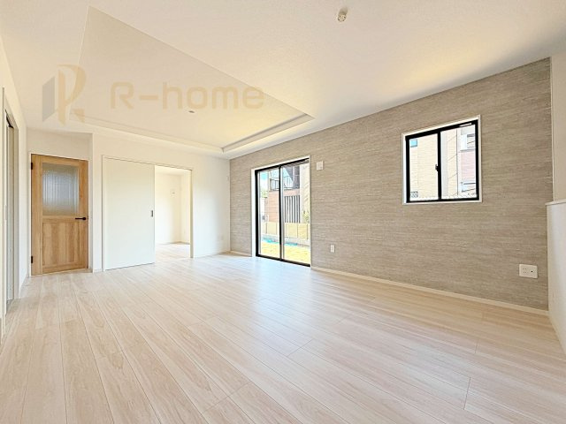 つくば市要4期　新築戸建て　2号棟の居間・リビング|たっぷりの陽光が注ぎ込む明るいリビング♪隣接の洋室を開放すると更なる大空間に変身♪