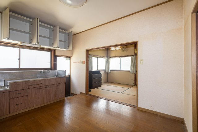 中古戸建　倉庫付　たつの市龍野町島田のキッチン|勝手口が有る
