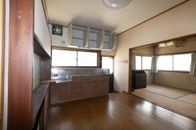中古戸建　倉庫付　たつの市龍野町島田のキッチン|収納も充実している