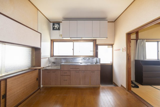 中古戸建　倉庫付　たつの市龍野町島田のキッチン|フローリングのキッチン