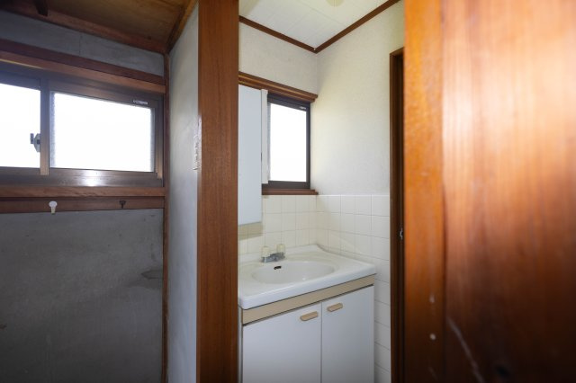 中古戸建　倉庫付　たつの市龍野町島田の独立洗面台|洗面台