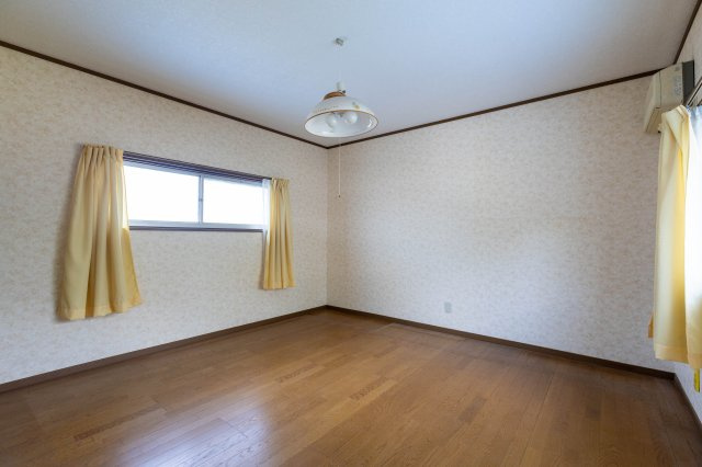 中古戸建　倉庫付　たつの市龍野町島田の洋室|数年前にリフォーム済みの2階洋室