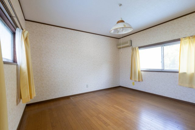 中古戸建　倉庫付　たつの市龍野町島田の洋室|内装は落ち着いています