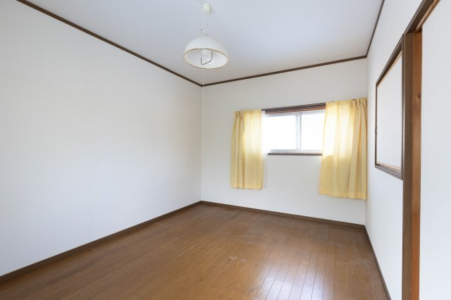 中古戸建　倉庫付　たつの市龍野町島田の洋室|きれいな洋室です