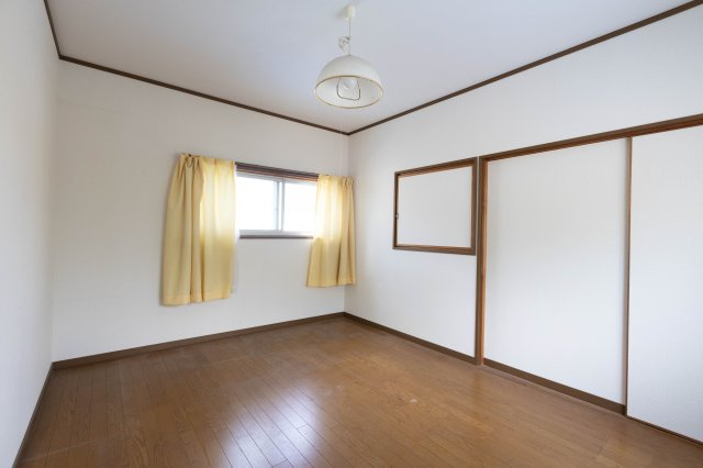 中古戸建　倉庫付　たつの市龍野町島田のその他|使い勝手のいい洋室です