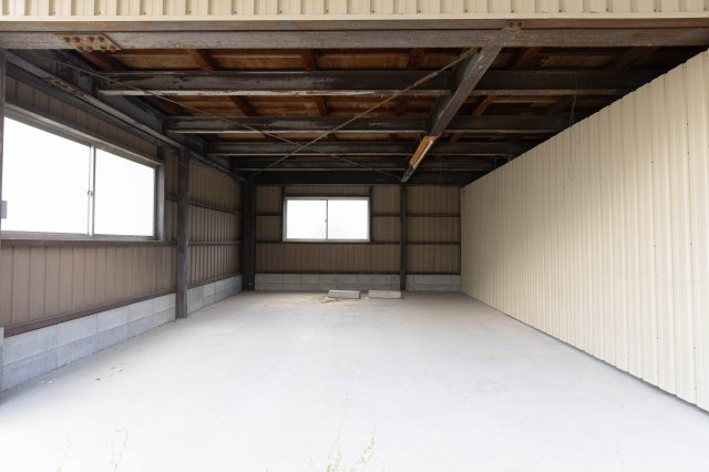 中古戸建　倉庫付　たつの市龍野町島田の外観|屋根付きの車庫
軽自動車で有れば2台駐車可能
車は縦列駐車も入れて5台は確保