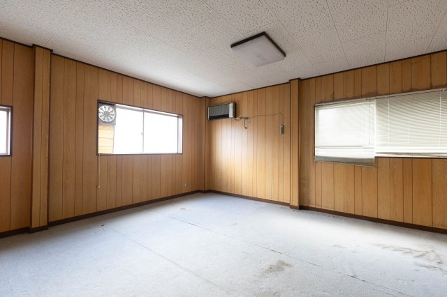 中古戸建　倉庫付　たつの市龍野町島田の洋室|離れの2階洋室
前のオーナーはカラオケや趣味の部屋にしておられました