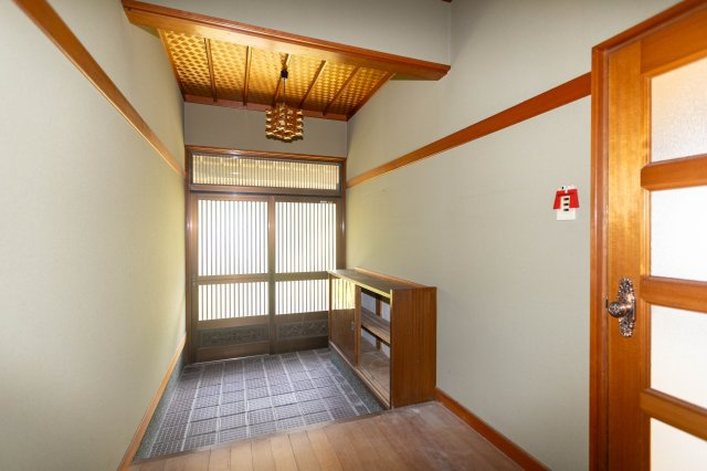 中古戸建　倉庫付　たつの市龍野町島田の玄関|広い玄関ホール