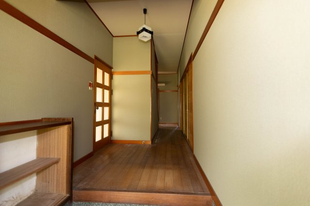中古戸建　倉庫付　たつの市龍野町島田の居間・リビング|奥行のある廊下