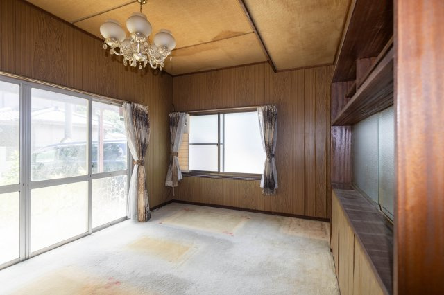 中古戸建　倉庫付　たつの市龍野町島田の居間・リビング|明るいリビング