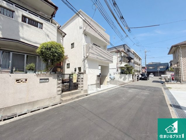 29日(土)30日(日)現地ご見学可能！　尼崎市稲葉荘　限定1邸の前面道路含む現地写真|周辺は閑静な住宅街！前面道路広々で車の出し入れも便利です。駐車が苦手な方でも安心して車庫入れできます！