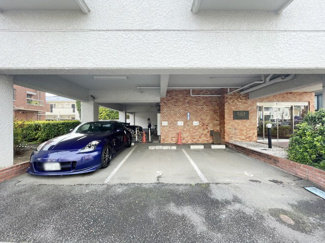 【駐車場】 | マンションの駐車場スペース。空きの有無や駐車料金、サイズ規定などについては、改めてお問い合わせください。～即日のご見学可能～　お問合せはお気軽にどうぞ。
