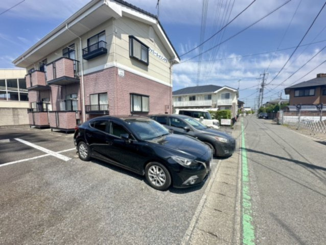 ファミールメゾンＰⅤの駐車場