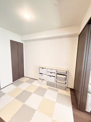 【洋室】 | ワコーレ深江北町Sails | リビング横のお部屋はお子様のお昼寝スペースや遊び場に最適