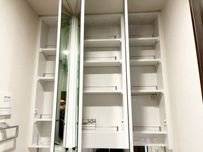 【独立洗面台】 | ワコーレ深江北町Sails | 鏡裏収納は細かく収納ヶ所が分かれているので、取り出しやすく便利