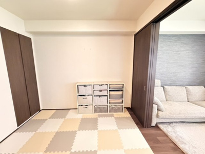 【洋室】 | ワコーレ深江北町Sails | 4.6帖の洋室は扉を開放すると24.2帖の広々空間