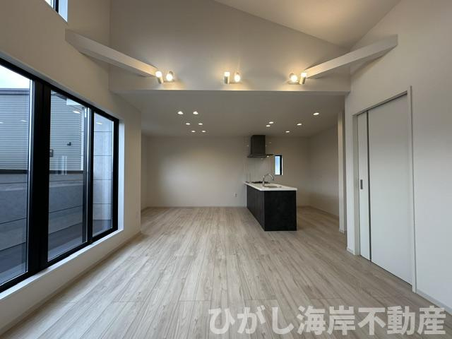 藤沢市辻堂太平台１丁目　新築戸建の居間・リビング|19帖　吹抜付LDK